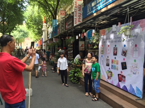 Một gia đình đến tham quan, chụp ảnh tại đường sách Thành phố phố Hồ Chí Minh vào sáng nay, 02/01/2016. Ảnh: Bưng Biền