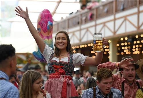 Du khách thưởng thức bia tại lễ hội bia Oktoberfest ở Munich, Đức, ngày 21/9/2019. Ảnh: THX/ TTXVN Các loại bia được giới thiệu tại lễ hội bia Oktoberfest ở Munich, Đức, ngày 21/9/2019. Ảnh: THX/ TTXVN