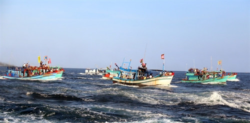 Tàu cá ngư dân Lại Sơn nghinh thần Nam Hải Đại tướng quân sáng 15/11 Tàu cá ngư dân Lại Sơn nghinh thần Nam Hải Đại tướng quân sáng 15/11