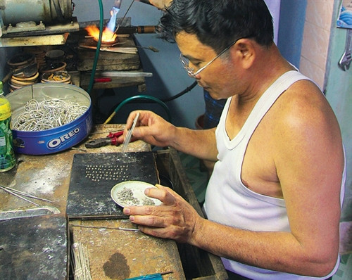 Làng nghề chế tác vàng bạc Châu Khê ảnh 1