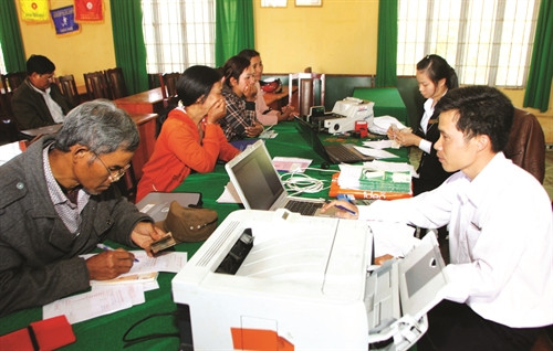 Ngân hàng Chính sách Xã hội huyện Di Linh làm thủ tục cho đồng bào vay vốn sản xuất với lãi suất ưu đãi. Ngân hàng Chính sách Xã hội huyện Di Linh làm thủ tục cho đồng bào vay vốn sản xuất với lãi suất ưu đãi.