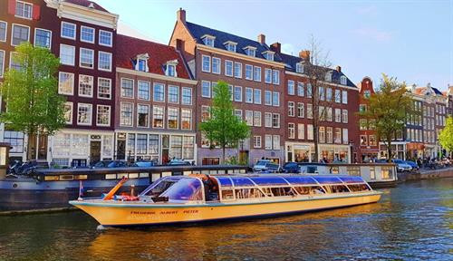 Thăm Thủ đô Amsterdam với xe đạp và hệ thống kênh đào nổi tiếng: Hệ thống kênh đào của Hà Lan vô cùng ấn tượng đã được UNESCO công nhận là di sản thế giới. Di chuyển bằng thuyền trên những con kênh là cách dễ dàng để có thể vòng quanh thành phố. Công trình kênh đào được xây dựng để rút cạn bãi lầy nhằm mở rộng Amsterdam. 2 bên kênh đào ở Amsterdam san sát những ngôi nhà xinh xắn, được gọi là Dancing House. Vùng đất ở đây rất lầy dẫn đến hiện tượng nghiêng của các ngôi nhà đầy màu sắc. Không phải những chiếc ôtô đắt tiền, xe đạp mới là phương tiện chính yếu được khuyến khích sử dụng tại Hà Lan. Bạn có thể bắt gặp xe đạp ở mọi nơi, mọi ngóc ngách khi có gần 60% dân số sử dụng xe đạp là phương tiện di chuyển hàng ngày thay thế ôtô. Hà Lan hướng đến một cuộc sống giảm thiểu tác nhân gây hại môi trường và ô nhiễm tiếng ồn. Tàu điện leng keng cũng là một phương tiện phổ biến ở Amsterdam. Đạp xe hít thở bầu không khí trong lành tràn ngập cây xanh: Một trong những nhiệm vụ trọng tâm mà chính phủ Hà Lan đề ra là bảo vệ thiên nhiên và động vật hoang dã. Các công viên quốc gia với số lượng cây xanh khổng lồ chiếm diện tích khá lớn, trải dài trên khắp đất nước Hà Lan, giao thoa khéo léo với các tuyến đường huyết mạch. Ngủ qua đêm trên những con thuyền dọc bờ kênh Amsterdam: Tàu thuyền là phương tiện lưu trú phổ biến ở Hà Lan. Đến đất nước này, thay vì lưu trú tại các khách sạn thông thường trong thành phố, bạn hãy thử chọn “boat hotel” dọc các con kênh để có thêm trải nghiệm mới lạ. Bình minh trên các con thuyền nhìn ra mặt nước phẳng lặng mang lại cảm giác vô cùng thú vị và thư giãn. Ngây ngất trước vườn hoa lớn nhất thế giới Keukenhof: Cách thủ đô Amsterdam 30 km về hướng tây nam, KeuKenhof trải dài trên khuôn đất rộng 30 ha là nơi hàng nghìn loài hoa trong đó có loài tulip - biểu tượng của đất nước Hà Lan xinh đẹp ngự trị. Đến làng Kinderdijk, bạn nên thuê xe đạp để tham quan, dạo quanh những con đường ngoằn nghèo, uốn khúc, tận hưởng khung cảnh bình yên, mộc mạc này. Ngắm nhìn làng cối xay gió lâu đời nhất Hà Lan: Khách du lịch thông thường hay chọn đến làng Zaanse Schans bởi gần thủ đô hơn, những chiếc cối xay gió lại có màu sắc bắt mắt. Nhưng nếu muốn khám phá những gì nguyên sơ và lâu đời nhất, làng Kinderdijk nên là sự lựa chọn hàng đầu bởi ở đây còn bảo tồn toàn vẹn 19 cối xay gió lâu đời nhất của Hà Lan. Ngôi làng này đã được UNESCO công nhận là di sản văn hóa thế giới vào năm 1997. Những chiếc cối xay gió đầu tiên ra đời xuất phát từ nguyên do đất nước Hà Lan nằm dưới mực nước biển đến 30%. Chúng làm nhiệm vụ điều chuyển dòng nước, là những máy bơm dựa vào sức lực của tự nhiên giúp đất nước Hà Lan không bị nhấn chìm dưới mực nước biển. Chiếc thuyền nhẹ nhàng lướt đi dọc theo kênh rạch nhỏ, qua những ngôi nhà lợp mái tranh lâu đời vẫn tồn tại từ thế kỷ 18, mang lại cho bạn cảm giác không thể nào quên. Ở Giethoorn, âm thanh to nhất bạn có thể nghe là tiếng quàn quạc của bầy vịt đang bơi dưới mặt nước, hoặc tiếng kêu của các loài chim khác thi thoảng vỗ cánh bay qua đỉnh đầu. Giethoorn thuộc tỉnh Overijssel, Hà Lan. Cái tên Giethoorn (sừng dê) xuất phát từ khám phá của những cư dân đầu tiên đến từ Địa Trung Hải. Họ đã tìm thấy tại đây hàng trăm chiếc sừng dê, hậu quả của trận lũ lịch sử vào thế kỷ thứ 10. Đến đây, bạn có thể thuê thuyền của dân địa phương với giá 20 euro/giờ. Thông thường, trong khoảng 2-3 giờ, bạn có thể hoàn tất hành trình khám phá ngôi làng nhỏ này. Ghé thăm ngôi làng cổ tích đẹp nhất thế giới Giethoorn: Ở Giethoorn, khói bụi và tiếng còi của xe cộ không tồn tại. Khi đặt chân đến đây, mọi người phải để lại xe hơi bên ngoài làng, thuê thuyền mà người dân gọi là “Whisper boat” (Thuyền thì thầm) có động cơ không gây tiếng ồn để “tiếp cận” ngôi làng,hoặc có thể đi bộ qua hơn 176 cây cầu vòm bằng gỗ. Nhưng nhiều ngôi nhà đến nay vẫn không thể tới được bằng đường bộ. Ngay cả những người đưa thư báo cũng phải giao thư từ bằng cách đi thuyền. Đến thăm Anne Frank House với những trải nghiệm xúc động: Anne Frank House là nơi tưởng niệm cô gái nhỏ là nạn nhân của nạn diệt chủng người Do Thái thời Hitler và là tác giả của cuốn Nhật ký Anne Frank, được khai bút vào năm 1942 khi cô mới 13 tuổi. Tham quan Anne Frank House ở Amsterdam là một trải nghiệm xúc động cho mọi người. Khi đến đây, bạn phải xếp hàng khá lâu nếu không đặt vé online ở mục "skip the line" (không phải xếp hàng). Khi vào bên trong, bạn không được phép chụp hình. Bức tượng Anne Frank trước nhà thờ ngay cạnh nhà. Dù toàn bộ trải nghiệm khi thăm nhà Anne Frank rất đau buồn, đó là một dấu ấn của lịch sử, ghi lại sự anh hùng và khắc nghiệt của Thế chiến. Anne Frank House và cuốn nhật ký kinh điển là một lời nhắc nhở chúng ta hãy sống mỗi ngày một cách trọn vẹn nhất, để tìm thấy niềm vui trong những điều nhỏ nhặt, và hãy yêu thương người khác bằng một trái tim rộng mở. Hà Lan quả thật rất đặc biệt. Giữa cuộc sống hiện đại, bạn có thể tìm thấy được sự bình yên, cảm giác an toàn và thư thả, khác biệt với bất cứ nơi nào xô bồ và hiện đại mà bạn đã và sẽ đi qua. Đất nước đáng sống bậc nhất thế giới này nên có trong cuốn sổ du lịch của những tín đồ đam mê khám phá trải nghiệm. Thăm Thủ đô Amsterdam với xe đạp và hệ thống kênh đào nổi tiếng: Hệ thống kênh đào của Hà Lan vô cùng ấn tượng đã được UNESCO công nhận là di sản thế giới. Di chuyển bằng thuyền trên những con kênh là cách dễ dàng để có thể vòng quanh thành phố. Công trình kênh đào được xây dựng để rút cạn bãi lầy nhằm mở rộng Amsterdam. 2 bên kênh đào ở Amsterdam san sát những ngôi nhà xinh xắn, được gọi là Dancing House. Vùng đất ở đây rất lầy dẫn đến hiện tượng nghiêng của các ngôi nhà đầy màu sắc. Không phải những chiếc ôtô đắt tiền, xe đạp mới là phương tiện chính yếu được khuyến khích sử dụng tại Hà Lan. Bạn có thể bắt gặp xe đạp ở mọi nơi, mọi ngóc ngách khi có gần 60% dân số sử dụng xe đạp là phương tiện di chuyển hàng ngày thay thế ôtô. Hà Lan hướng đến một cuộc sống giảm thiểu tác nhân gây hại môi trường và ô nhiễm tiếng ồn. Tàu điện leng keng cũng là một phương tiện phổ biến ở Amsterdam. Đạp xe hít thở bầu không khí trong lành tràn ngập cây xanh: Một trong những nhiệm vụ trọng tâm mà chính phủ Hà Lan đề ra là bảo vệ thiên nhiên và động vật hoang dã. Các công viên quốc gia với số lượng cây xanh khổng lồ chiếm diện tích khá lớn, trải dài trên khắp đất nước Hà Lan, giao thoa khéo léo với các tuyến đường huyết mạch. Ngủ qua đêm trên những con thuyền dọc bờ kênh Amsterdam: Tàu thuyền là phương tiện lưu trú phổ biến ở Hà Lan. Đến đất nước này, thay vì lưu trú tại các khách sạn thông thường trong thành phố, bạn hãy thử chọn “boat hotel” dọc các con kênh để có thêm trải nghiệm mới lạ. Bình minh trên các con thuyền nhìn ra mặt nước phẳng lặng mang lại cảm giác vô cùng thú vị và thư giãn. Ngây ngất trước vườn hoa lớn nhất thế giới Keukenhof: Cách thủ đô Amsterdam 30 km về hướng tây nam, KeuKenhof trải dài trên khuôn đất rộng 30 ha là nơi hàng nghìn loài hoa trong đó có loài tulip - biểu tượng của đất nước Hà Lan xinh đẹp ngự trị. Đến làng Kinderdijk, bạn nên thuê xe đạp để tham quan, dạo quanh những con đường ngoằn nghèo, uốn khúc, tận hưởng khung cảnh bình yên, mộc mạc này. Ngắm nhìn làng cối xay gió lâu đời nhất Hà Lan: Khách du lịch thông thường hay chọn đến làng Zaanse Schans bởi gần thủ đô hơn, những chiếc cối xay gió lại có màu sắc bắt mắt. Nhưng nếu muốn khám phá những gì nguyên sơ và lâu đời nhất, làng Kinderdijk nên là sự lựa chọn hàng đầu bởi ở đây còn bảo tồn toàn vẹn 19 cối xay gió lâu đời nhất của Hà Lan. Ngôi làng này đã được UNESCO công nhận là di sản văn hóa thế giới vào năm 1997. Những chiếc cối xay gió đầu tiên ra đời xuất phát từ nguyên do đất nước Hà Lan nằm dưới mực nước biển đến 30%. Chúng làm nhiệm vụ điều chuyển dòng nước, là những máy bơm dựa vào sức lực của tự nhiên giúp đất nước Hà Lan không bị nhấn chìm dưới mực nước biển. Chiếc thuyền nhẹ nhàng lướt đi dọc theo kênh rạch nhỏ, qua những ngôi nhà lợp mái tranh lâu đời vẫn tồn tại từ thế kỷ 18, mang lại cho bạn cảm giác không thể nào quên. Ở Giethoorn, âm thanh to nhất bạn có thể nghe là tiếng quàn quạc của bầy vịt đang bơi dưới mặt nước, hoặc tiếng kêu của các loài chim khác thi thoảng vỗ cánh bay qua đỉnh đầu. Giethoorn thuộc tỉnh Overijssel, Hà Lan. Cái tên Giethoorn (sừng dê) xuất phát từ khám phá của những cư dân đầu tiên đến từ Địa Trung Hải. Họ đã tìm thấy tại đây hàng trăm chiếc sừng dê, hậu quả của trận lũ lịch sử vào thế kỷ thứ 10. Đến đây, bạn có thể thuê thuyền của dân địa phương với giá 20 euro/giờ. Thông thường, trong khoảng 2-3 giờ, bạn có thể hoàn tất hành trình khám phá ngôi làng nhỏ này. Ghé thăm ngôi làng cổ tích đẹp nhất thế giới Giethoorn: Ở Giethoorn, khói bụi và tiếng còi của xe cộ không tồn tại. Khi đặt chân đến đây, mọi người phải để lại xe hơi bên ngoài làng, thuê thuyền mà người dân gọi là “Whisper boat” (Thuyền thì thầm) có động cơ không gây tiếng ồn để “tiếp cận” ngôi làng,hoặc có thể đi bộ qua hơn 176 cây cầu vòm bằng gỗ. Nhưng nhiều ngôi nhà đến nay vẫn không thể tới được bằng đường bộ. Ngay cả những người đưa thư báo cũng phải giao thư từ bằng cách đi thuyền. Đến thăm Anne Frank House với những trải nghiệm xúc động: Anne Frank House là nơi tưởng niệm cô gái nhỏ là nạn nhân của nạn diệt chủng người Do Thái thời Hitler và là tác giả của cuốn Nhật ký Anne Frank, được khai bút vào năm 1942 khi cô mới 13 tuổi. Tham quan Anne Frank House ở Amsterdam là một trải nghiệm xúc động cho mọi người. Khi đến đây, bạn phải xếp hàng khá lâu nếu không đặt vé online ở mục "skip the line" (không phải xếp hàng). Khi vào bên trong, bạn không được phép chụp hình. Bức tượng Anne Frank trước nhà thờ ngay cạnh nhà. Dù toàn bộ trải nghiệm khi thăm nhà Anne Frank rất đau buồn, đó là một dấu ấn của lịch sử, ghi lại sự anh hùng và khắc nghiệt của Thế chiến. Anne Frank House và cuốn nhật ký kinh điển là một lời nhắc nhở chúng ta hãy sống mỗi ngày một cách trọn vẹn nhất, để tìm thấy niềm vui trong những điều nhỏ nhặt, và hãy yêu thương người khác bằng một trái tim rộng mở. Hà Lan quả thật rất đặc biệt. Giữa cuộc sống hiện đại, bạn có thể tìm thấy được sự bình yên, cảm giác an toàn và thư thả, khác biệt với bất cứ nơi nào xô bồ và hiện đại mà bạn đã và sẽ đi qua. Đất nước đáng sống bậc nhất thế giới này nên có trong cuốn sổ du lịch của những tín đồ đam mê khám phá trải nghiệm.
