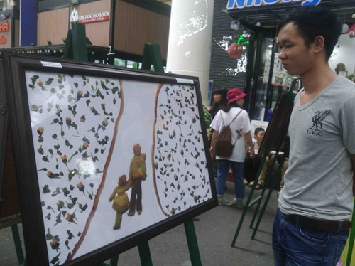 Khách tham quan ảnh triển lãm tại đường sách Thành phố Hồ chí Minh