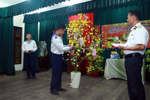 Hái hoa dân chủ, một hoạt động văn hóa của cán bô, chiến sỹ trên đảo Trường Sa mừng xuân Kỷ Hội 2019. Ảnh: Hoàng Hùng- TTXVN Hái hoa dân chủ, một hoạt động văn hóa của cán bô, chiến sỹ trên đảo Trường Sa mừng xuân Kỷ Hội 2019. Ảnh: Hoàng Hùng- TTXVN