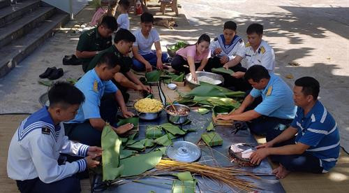 Người dân và cán bô, chiến sỹ trên đảo Trường Sa gói bánh chưng chuẩn bị đón Tết Kỷ Hội 2019. Ảnh: Hoàng Hùng- TTXVN Người dân và cán bô, chiến sỹ trên đảo Trường Sa gói bánh chưng chuẩn bị đón Tết Kỷ Hội 2019. Ảnh: Hoàng Hùng- TTXVN