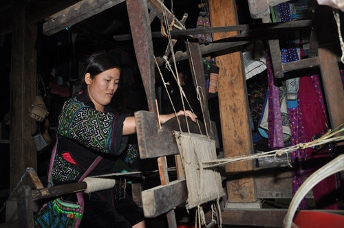 Công đoạn dệt vải từ sợi.