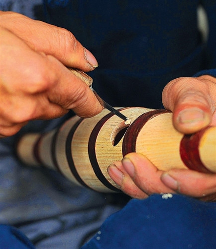 Cây gỗ kim giao để làm thân khèn. Cây gỗ kim giao để làm thân khèn.