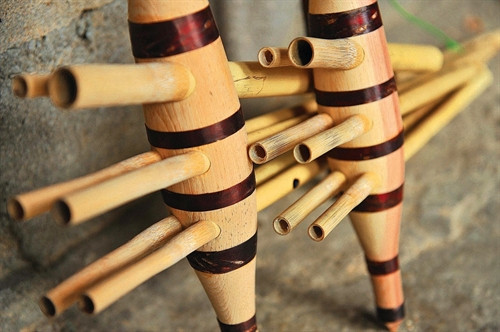 Để làm ra chiếc khèn là cả một sự khéo léo của đôi tay và con mắt tinh tường của người nghệ nhân làm khèn. Để làm ra chiếc khèn là cả một sự khéo léo của đôi tay và con mắt tinh tường của người nghệ nhân làm khèn.