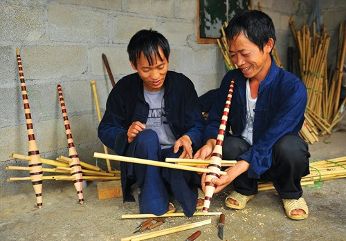 Nghệ nhân Mua Mí Sính truyền dạy cho người cùng thôn cách làm khèn. Nghệ nhân Mua Mí Sính truyền dạy cho người cùng thôn cách làm khèn.
