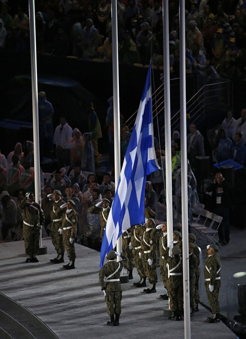 Lễ thượng quốc kỳ Hy Lạp, quốc gia khởi nguồn của Thế vận hội trong lịch sử, tại lễ bế mạc Thế vận hội Rio. EPA/ TTXVN