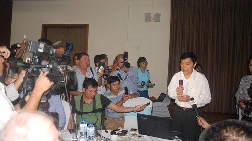 Giáo sư, Tiến sỹ Mai Trọng Nhuận, Trưởng nhóm nghiên cứu “Hiện trạng môi trường biển 4 tỉnh từ Hà Tĩnh đến Thừa Thiên - Huế” trao đổi với các phóng viên báo chí. Ảnh THanh Thủy- TTXVN Giáo sư, Tiến sỹ Mai Trọng Nhuận, Trưởng nhóm nghiên cứu “Hiện trạng môi trường biển 4 tỉnh từ Hà Tĩnh đến Thừa Thiên - Huế” trao đổi với các phóng viên báo chí. Ảnh THanh Thủy- TTXVN