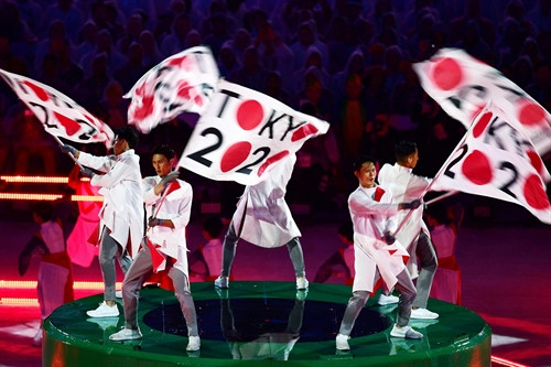 Tiết mục nghệ thuật chào đón Olympic Tokyo 2020 của Nhật Bản tại lễ bế mạc Thế vận hội Rio. AFP/ TTXVN
