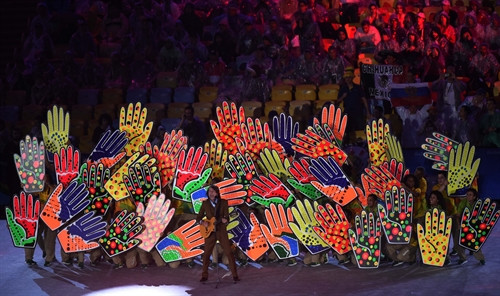 Tiết mục nghệ thuật mang biểu tượng Tạm biệt Rio tại lễ bế mạc Thế vận hội. THX/ TTXVN