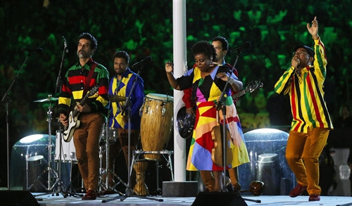 Các thành viên ban nhạc Orchestra Santa Massa trình diễn tại lễ bế mạc Thế vận hội Rio. EPA/ TTXVN