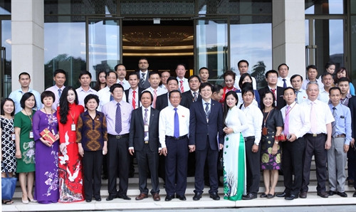 Phó Chủ tịch Quốc hội Đỗ Bá Tỵ với các đại biểu. Ảnh: Phương Hoa – TTXVN