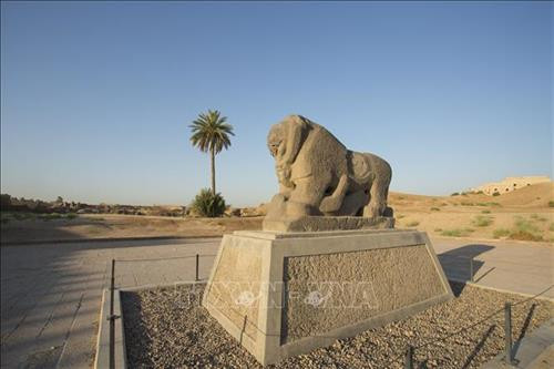 Tượng sư tử Babel's Lion tại khu di tích cổ của Babylon ở phía nam thủ đô Baghdad, Iraq. Ảnh: AFP/TTXVN