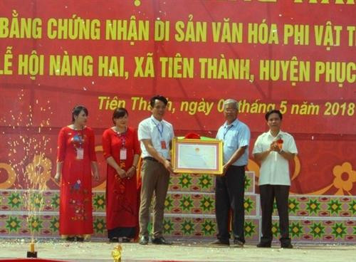 Lãnh đạo huyện Phục Hòa đón Bằng công nhận di sản văn hóa phi vật thể quốc gia Lễ hội Nàng Hai. Ảnh: Quốc Đạt - TTXVN
