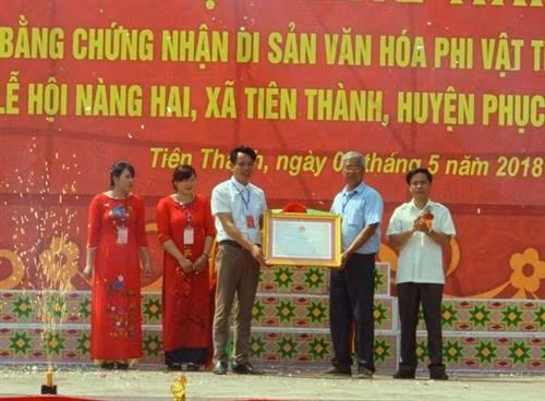 Lãnh đạo huyện Phục Hòa đón Bằng công nhận di sản văn hóa phi vật thể quốc gia Lễ hội Nàng Hai. Ảnh: Quốc Đạt - TTXVN