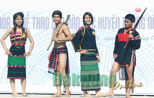 Biểu diễn trang phục (thổ cẩm) truyền thống các dân tộc trong Ngày hội Văn hóa các dân tộc huyện Krông Nô. Ảnh: Hồ Mai