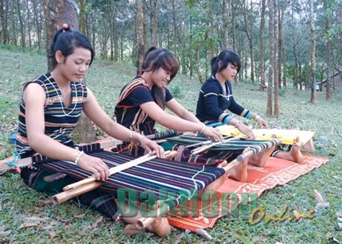 Do đặc thù của khung cửi nên người dệt phải ngồi dưới nền đất, hai chân duỗi thẳng để căng khung vải