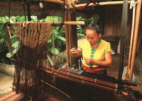 Việc mở các gian hàng trưng bày và giới thiệu đặc sản vùng miền sẽ góp phần đưa các sản phẩm của đồng bào trong huyện đến với người tiêu dùng nhanh chóng hơn Nghề dệt thổ cẩm được đồng bào Thái gìn giữ và phát triển Việc mở các gian hàng trưng bày và giới thiệu đặc sản vùng miền sẽ góp phần đưa các sản phẩm của đồng bào trong huyện đến với người tiêu dùng nhanh chóng hơn Nghề dệt thổ cẩm được đồng bào Thái gìn giữ và phát triển