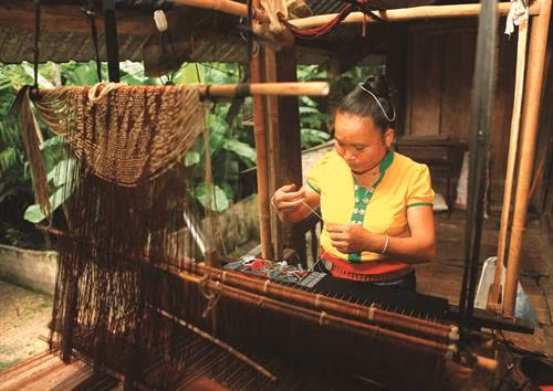 Việc mở các gian hàng trưng bày và giới thiệu đặc sản vùng miền sẽ góp phần đưa các sản phẩm của đồng bào trong huyện đến với người tiêu dùng nhanh chóng hơn Nghề dệt thổ cẩm được đồng bào Thái gìn giữ và phát triển Việc mở các gian hàng trưng bày và giới thiệu đặc sản vùng miền sẽ góp phần đưa các sản phẩm của đồng bào trong huyện đến với người tiêu dùng nhanh chóng hơn Nghề dệt thổ cẩm được đồng bào Thái gìn giữ và phát triển