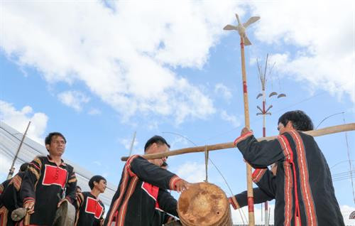 Phục dựng Lễ cúng mừng lúa của người Gia Rai ảnh 15