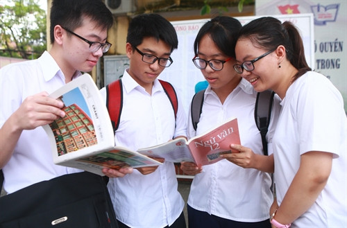 Các thí sinh trao đổi kiến thức trước khi bước vào phòng thi. Ảnh: Lâm Khánh - TTXVN Các thí sinh trao đổi kiến thức trước khi bước vào phòng thi. Ảnh: Lâm Khánh - TTXVN