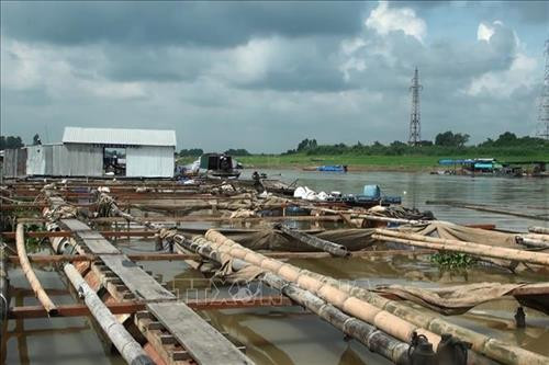 Làng bè nuôi cá lồng trên sông La Ngà nay vắng vẻ, đìu hiu. Ảnh: Lê Xuân-TTXVN Làng bè nuôi cá lồng trên sông La Ngà nay vắng vẻ, đìu hiu. Ảnh: Lê Xuân-TTXVN