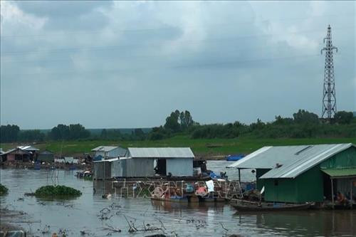 Làng bè nuôi cá lồng trên sông La Ngà nay vắng vẻ, đìu hiu. Ảnh: Lê Xuân-TTXVN Làng bè nuôi cá lồng trên sông La Ngà nay vắng vẻ, đìu hiu. Ảnh: Lê Xuân-TTXVN