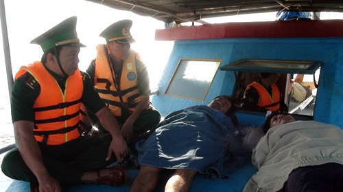 Lực lượng cứu nạn Đồn Biên phòng Cửa Đại, huyện Bình Đại, tỉnh Bến Tre đưa các thuyền viên bị nạn vào bờ. Ảnh: Trần Thị Thu Hiền – TTXVN Lực lượng cứu nạn Đồn Biên phòng Cửa Đại, huyện Bình Đại, tỉnh Bến Tre đưa các thuyền viên bị nạn vào bờ. Ảnh: Trần Thị Thu Hiền – TTXVN