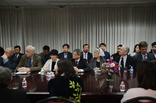 Bạn bè Mỹ và cộng đồng người Việt tại New York tham dự buổi gặp mặt. Ảnh: Nguyễn Hữu Hoàng- phóng viên TTXVN tại New York (Mỹ)