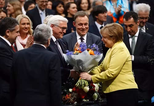 Thủ tướng Đức Angela Merkel (phải) chúc mừng tân Tổng thống Frank-Walter Steinmeier tại Berlin. AFP/TTXVN