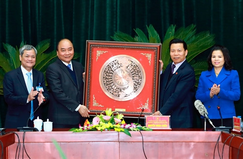 Chiều 12/2/2017, tại thành phố Bắc Ninh, tỉnh Bắc Ninh, Thủ tướng Nguyễn Xuân Phúc làm việc với lãnh đạo tỉnh Bắc Ninh. Trong ảnh: Thủ tướng Nguyễn Xuân Phúc tặng biểu trưng “Trống đồng Ngọc Lũ” cho tỉnh Bắc Ninh. Ảnh: Thống Nhất-TTXVN