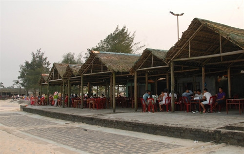 Các dịch vụ ăn uống tại bãi Cửa Việt thu hút rất đông thực khách. Các dịch vụ ăn uống tại bãi Cửa Việt thu hút rất đông thực khách.