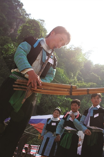 Tết đến xuân về, đàn ông Mông thường mang theo khèn, biểu diễn những điệu khèn làm đắm say lòng người