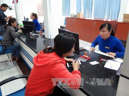 Hành khách đến mua vé tàu Tết 2018 tại ga Sài Gòn. Ảnh: Hoàng Hải-TTXVN Hành khách đến mua vé tàu Tết 2018 tại ga Sài Gòn. Ảnh: Hoàng Hải-TTXVN