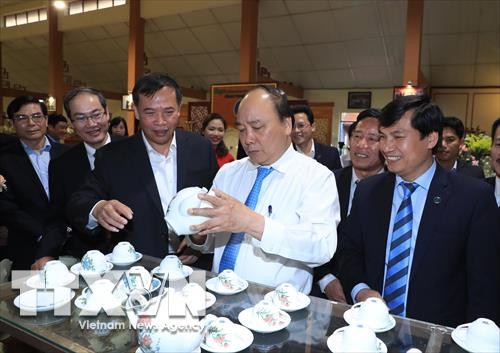 Thủ tướng Nguyễn Xuân Phúc đến thăm Công ty cổ phần gốm Chu Đậu tại huyện Nam Sách, tỉnh Hải Dương. Ảnh: Thống Nhất –TTXVN Thủ tướng Nguyễn Xuân Phúc đến thăm Công ty cổ phần gốm Chu Đậu tại huyện Nam Sách, tỉnh Hải Dương. Ảnh: Thống Nhất –TTXVN