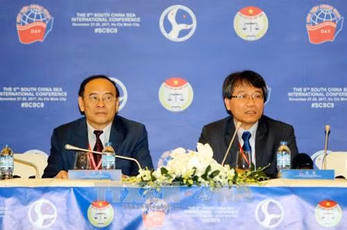 Phó giáo sư, Giám đốc Học viện Ngoại giao Việt Nam Nguyễn Vũ Tùng (bên phải) chủ trì hội thảo. Ảnh: Thanh Vũ-TTXVN