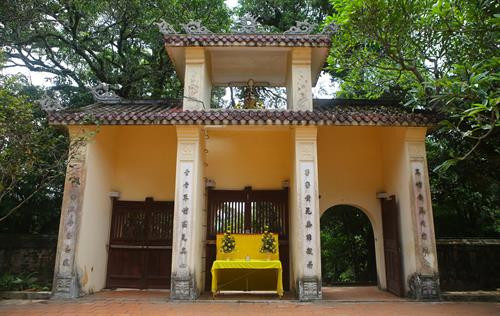 Cổng tam quan chùa Thánh Duyên. Ảnh: Hồ Cầu - TTXVN