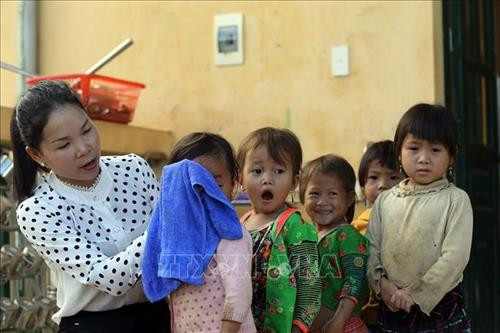 Cô Miên vệ sinh cá nhân cho từng em nhỏ khi đến lớp. Ảnh: Phan Tuấn Anh - TTXVN Cô Miên vệ sinh cá nhân cho từng em nhỏ khi đến lớp. Ảnh: Phan Tuấn Anh - TTXVN