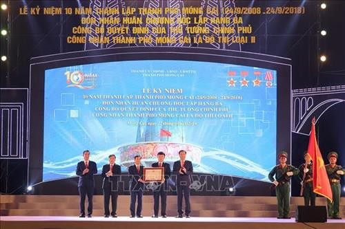 Lãnh đạo thành phố Móng Cái nhận Huân chương Độc lập hạng Ba của Chủ tịch nước tặng thành phố Móng Cái. Ảnh: Văn Đức – TTXVN Lãnh đạo thành phố Móng Cái nhận Huân chương Độc lập hạng Ba của Chủ tịch nước tặng thành phố Móng Cái. Ảnh: Văn Đức – TTXVN