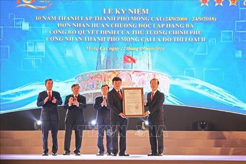 Bộ trưởng Bộ Xây dựng Phạm Hồng Hà (bên phải) trao Quyết định của Thủ tướng Chính phủ công nhận thành phố Móng Cái là đô thị loại II cho đại diện lãnh đạo thành phố Móng Cái. Ảnh: Văn Đức – TTXVN Bộ trưởng Bộ Xây dựng Phạm Hồng Hà (bên phải) trao Quyết định của Thủ tướng Chính phủ công nhận thành phố Móng Cái là đô thị loại II cho đại diện lãnh đạo thành phố Móng Cái. Ảnh: Văn Đức – TTXVN