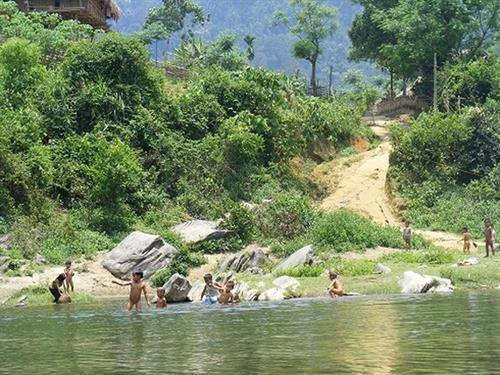 Bến nước của trẻ em Đan Lai. Ngày xưa, khi sinh ra trẻ được nhúng nước suối để thử thách với sự sống chết, lớn lên được dạy trèo cây lội suối để biết "nằm ngửa thấy ong nằm nghiêng thấy cá"