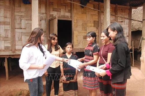 Một buổi truyền thông lưu động tại xã A Ngo. Ảnh: Thanh Thủy-TTXVN Một buổi truyền thông lưu động tại xã A Ngo. Ảnh: Thanh Thủy-TTXVN
