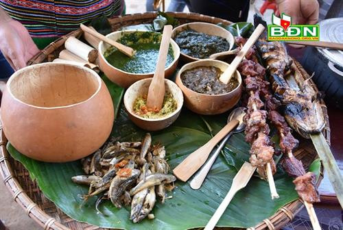 Cá suối bọc lá dong, lá chuối nướng ăn kèm muối củ kiệu là sự kết hợp tuyệt vời Cá suối bọc lá dong, lá chuối nướng ăn kèm muối củ kiệu là sự kết hợp tuyệt vời