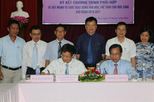 Lãnh đạo hai đơn vị ký kết chương trình phối hợp. Ảnh: sovhtt.thuathienhue.gov.vn Lãnh đạo hai đơn vị ký kết chương trình phối hợp. Ảnh: sovhtt.thuathienhue.gov.vn