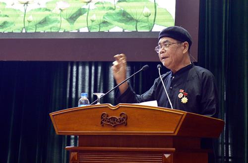 Nghệ nhân Ma Thanh Sơn (dân tộc Tày), tỉnh Lào Cai trình bày, trao đổi những vấn đề của bảo tồn văn hóa truyền thống dân tộc mình trong thời kỳ hội nhập và phát triển. Ảnh: Thanh Hà - TTXVN Nghệ nhân Ma Thanh Sơn (dân tộc Tày), tỉnh Lào Cai trình bày, trao đổi những vấn đề của bảo tồn văn hóa truyền thống dân tộc mình trong thời kỳ hội nhập và phát triển. Ảnh: Thanh Hà - TTXVN