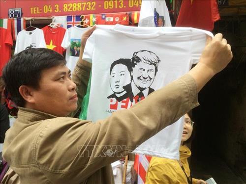 Du khách chọn mua áo có in hình Tổng thống Mỹ Donald Trump và Chủ tịch Triều Tiên Kim Jong-un tại một cửa hàng trên phố Hàng Bông. Ảnh: Quang Hải - TTXVN Một du khách nước ngoài đến tìm mua áo có in hình Tổng thống Mỹ Donald Trump và Chủ tịch Triều Tiên Kim Jong-un tại một cửa hàng trên phố Hàng Bông. Ảnh: Quang Hải - TTXVN Nhiều khách chụp ảnh lưu làm kỷ niệm. Ảnh: Minh Quyết – TTXVN Những ngày này cơ sở in áo của anh Trương Thanh Đức trên phố Hàng Bông in hơn 300 áo mỗi ngày. Ảnh: Minh Quyết – TTXVN Những ngày này cơ sở in áo của anh Trương Thanh Đức trên phố Hàng Bông in hơn 300 áo mỗi ngày. Ảnh: Minh Quyết – TTXVN Khách du lịch chọn mua áo phông in hình Tổng thống Donald Trump và Chủ tịch Kim Jong-un trên phố Hàng Bông (Hà Nội) làm kỷ niệm. Ảnh: Minh Quyết – TTXVN Nhiều du khách quốc tế thích thú với mặt hàng áo phông in hình Tổng thống Donald Trump và Chủ tịch Kim Jong-un trên phố Hàng Bông (Hà Nội). Ảnh: Minh Quyết – TTXVN Chủ cửa hàng áo phông in hình Tổng thống Donald Trump và Chủ tịch Kim Jong-un trên phố Hàng Bông (Hà Nội) trả lời phỏng vấn phóng viên báo chí quốc tế. Ảnh: Minh Quyết – TTXVN Áo phông in hình Tổng thống Donald Trump và Chủ tịch Kim Jong-un trên phố Hàng Bông (Hà Nội) đang là mặt hàng bán rất chạy. Ảnh: Minh Quyết – TTXVN Đông đảo khách du lịch quốc tế đến mua áo phông in hình Tổng thống Donald Trump và Chủ tịch Kim Jong-un trên phố Hàng Bông (Hà Nội). Ảnh: Minh Quyết – TTXVN Khách du lịch mua cờ các nước trên phố Hàng Bông (Hà Nội). Ảnh: Minh Quyết – TTXVN Du khách chọn mua áo có in hình Tổng thống Mỹ Donald Trump và Chủ tịch Triều Tiên Kim Jong-un tại một cửa hàng trên phố Hàng Bông. Ảnh: Quang Hải - TTXVN Một du khách nước ngoài đến tìm mua áo có in hình Tổng thống Mỹ Donald Trump và Chủ tịch Triều Tiên Kim Jong-un tại một cửa hàng trên phố Hàng Bông. Ảnh: Quang Hải - TTXVN Nhiều khách chụp ảnh lưu làm kỷ niệm. Ảnh: Minh Quyết – TTXVN Những ngày này cơ sở in áo của anh Trương Thanh Đức trên phố Hàng Bông in hơn 300 áo mỗi ngày. Ảnh: Minh Quyết – TTXVN Những ngày này cơ sở in áo của anh Trương Thanh Đức trên phố Hàng Bông in hơn 300 áo mỗi ngày. Ảnh: Minh Quyết – TTXVN Khách du lịch chọn mua áo phông in hình Tổng thống Donald Trump và Chủ tịch Kim Jong-un trên phố Hàng Bông (Hà Nội) làm kỷ niệm. Ảnh: Minh Quyết – TTXVN Nhiều du khách quốc tế thích thú với mặt hàng áo phông in hình Tổng thống Donald Trump và Chủ tịch Kim Jong-un trên phố Hàng Bông (Hà Nội). Ảnh: Minh Quyết – TTXVN Chủ cửa hàng áo phông in hình Tổng thống Donald Trump và Chủ tịch Kim Jong-un trên phố Hàng Bông (Hà Nội) trả lời phỏng vấn phóng viên báo chí quốc tế. Ảnh: Minh Quyết – TTXVN Áo phông in hình Tổng thống Donald Trump và Chủ tịch Kim Jong-un trên phố Hàng Bông (Hà Nội) đang là mặt hàng bán rất chạy. Ảnh: Minh Quyết – TTXVN Đông đảo khách du lịch quốc tế đến mua áo phông in hình Tổng thống Donald Trump và Chủ tịch Kim Jong-un trên phố Hàng Bông (Hà Nội). Ảnh: Minh Quyết – TTXVN Khách du lịch mua cờ các nước trên phố Hàng Bông (Hà Nội). Ảnh: Minh Quyết – TTXVN
