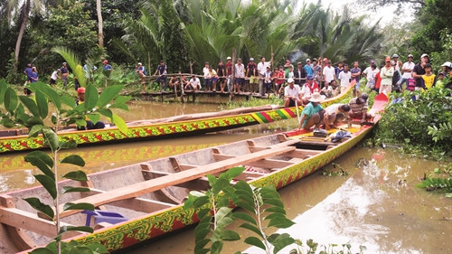 Ghe Kê hâu và ghe Ngo trong ngày hạ thủy Ghe Kê hâu và ghe Ngo trong ngày hạ thủy